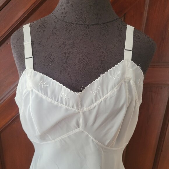 Vintage Dutchmaid White Nylon Slip Dress With Adjustable Straps & Embroidered Tr - Picture 2 of 7